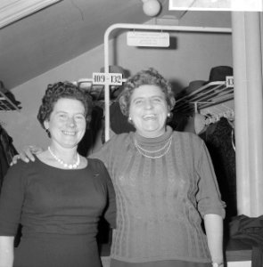 Twee dames tijdens de receptie, Bestanddeelnr 918-3655