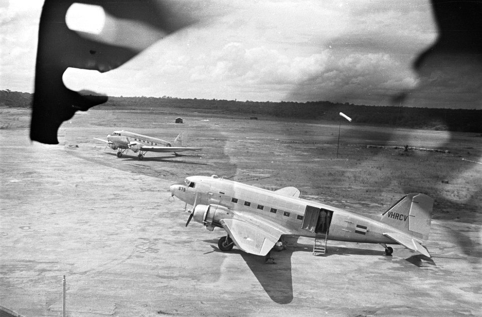 Twee Douglas C-47 Dakota op een vliegveld, Bestanddeelnr 1503