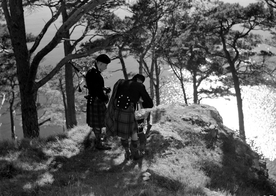 Twee doedelzakspelers pauzeren in de bossen tijdens de Highland Games op Skye, e, Bestanddeelnr 254-2782