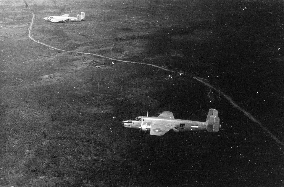 Twee B-25 Mitchell bommenwerpers, gezien vanuit de Mitchell bommenwerper waarme, Bestanddeelnr 4981