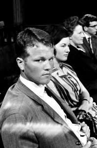TV Rechtbank de zaak Jan van de Burg, de getuigen vlnr Leen Venters, Annek, Bestanddeelnr 916-5241