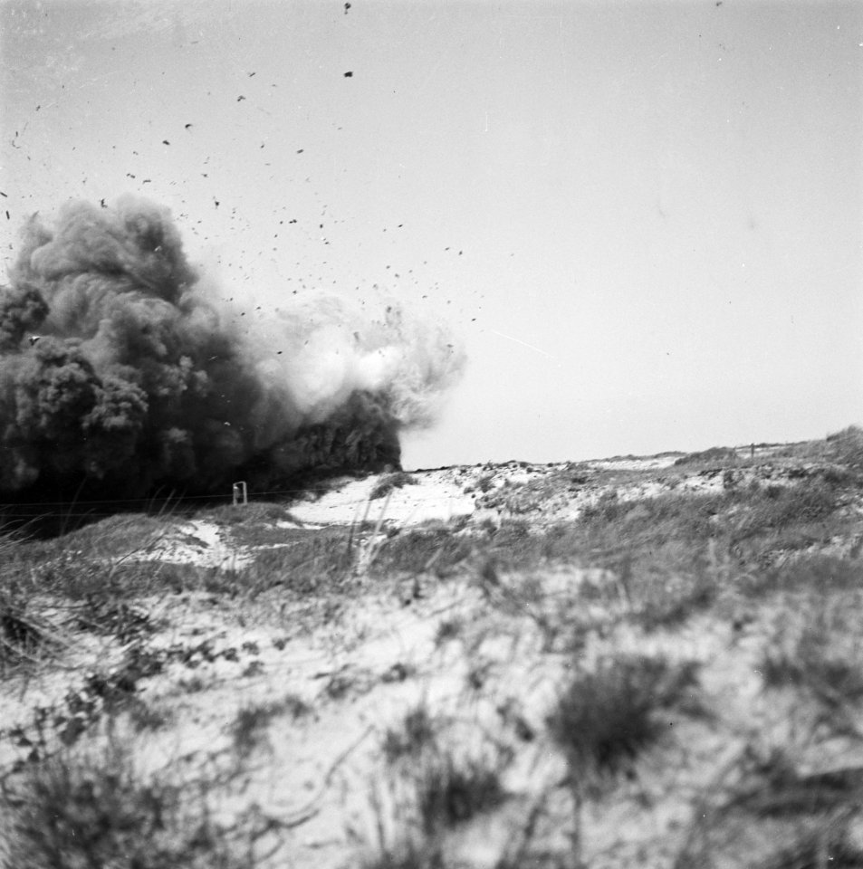 Tussen Zandvoort en IJmuiden is men bezig de Atlantikwall op te ruimen. Kanonnen, Bestanddeelnr 900-3343
