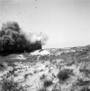 Tussen Zandvoort en IJmuiden is men bezig de Atlantikwall op te ruimen. Kanonnen, Bestanddeelnr 900-3343