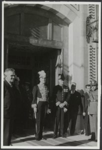 Twee diplomaten in ambtskleding bij een voordeur. Links Philips Visser, Bestanddeelnr 17 40