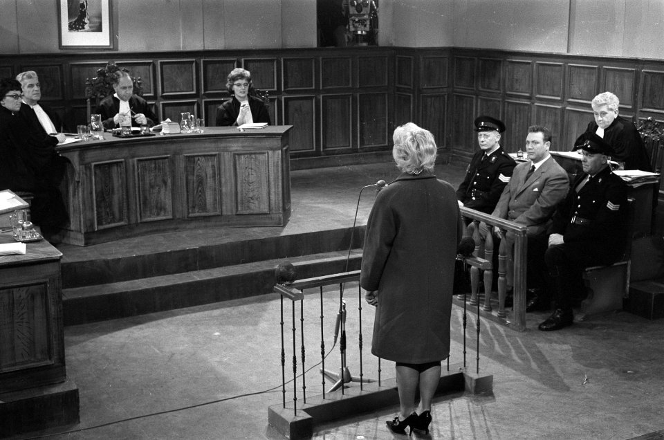 TV-rechtbank de Zaak van Veen , voor getuigenhekje Dini Klaassen-Huisstede, v., Bestanddeelnr 914-8303