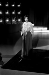 TV-programma Een van de Acht van Mies Bouwman . Esther Ofarim zingt, Bestanddeelnr 923-0030