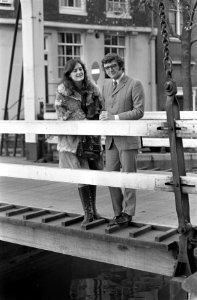 TV-regisseur Kevin Billington en echtgenote Lady Rachel in binnenstad van Amster, Bestanddeelnr 921-8497