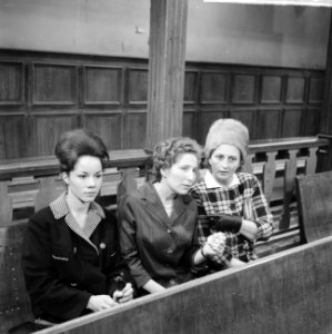 TV-rechtbank, een moment uit de rechtbank, vlnr het dienstmeisje M van Wijk, Bestanddeelnr 914-4675