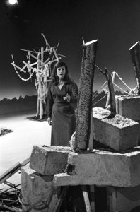 TV-programma rond Theodorakis, zangeres Christine Cunne, Bestanddeelnr 920-7714