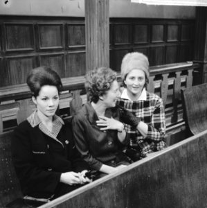 TV-rechtbank, een moment uit de rechtbank, vlnr het dienstmeisje M van Wijk, Bestanddeelnr 914-4682