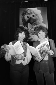 Twee boeken verschenen n.a.v. Sesamstraat, Het boek vanTommie, Pion en Ienie Mi, Bestanddeelnr 931-3847