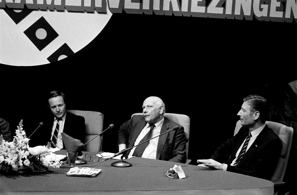 TV-uitzending wordt in NOS-studio in Hilversum opgenomen de verkiezingen met lij, Bestanddeelnr 931-5116