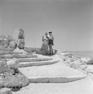 Twee dames op een trap van een archeologisch bouwwerk, Bestanddeelnr 255-4973