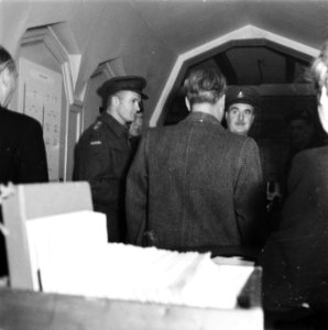 Twee Canadese officieren in gesprek met burgers, Bestanddeelnr 900-8786