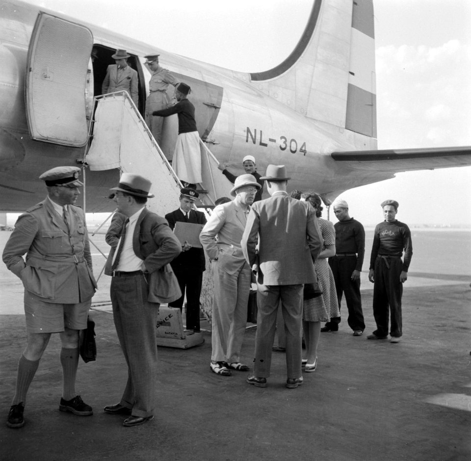 Tussenlanding in Caïro op weg naar Jakarta met o.a. leden van de parlementaire c, Bestanddeelnr 254-2315