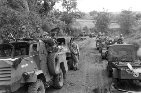 Twee C15TA pantsertrucks staan geparkeerd terwijl een militaire colonne hen in t, Bestanddeelnr 5688