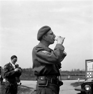 Tussenstop op de jeep is de standaard van Prins Bernhard zichtbaar, Bestanddeelnr 900-2499