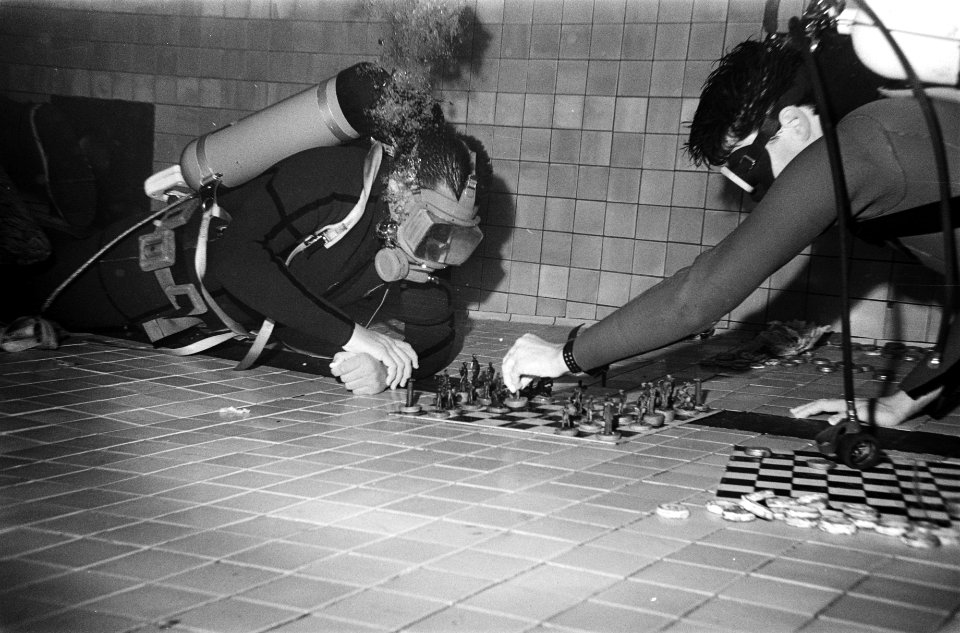 Twee duikers spelen schaak onder water, Bestanddeelnr 932-6763