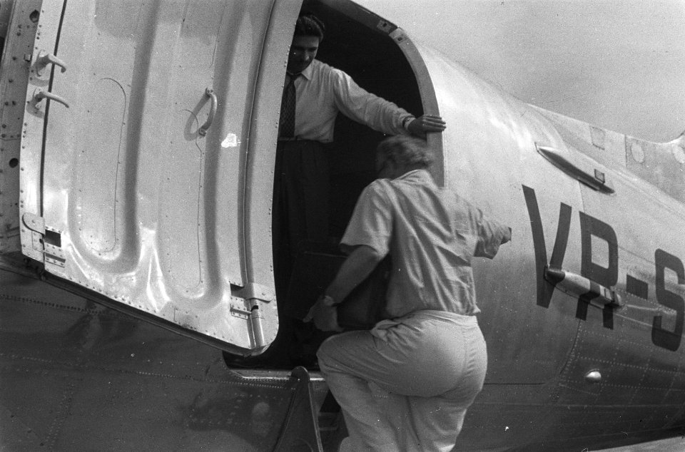 Tussenlanding Rode Kruis vliegtuig uit Singapore te Padang, Bestanddeelnr 405-5-4