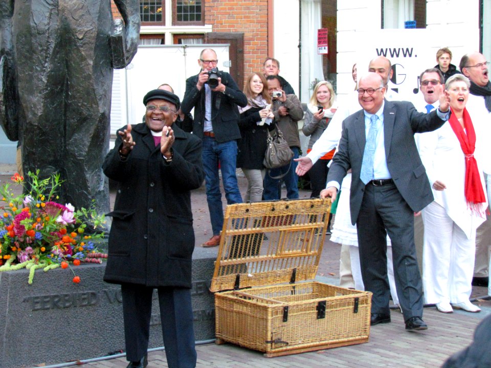 Tutu meets Schweitzer (3)