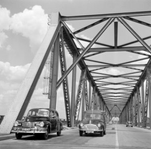Twee auto's op de Waalbrug bij Zaltbommel, Bestanddeelnr 252-0128