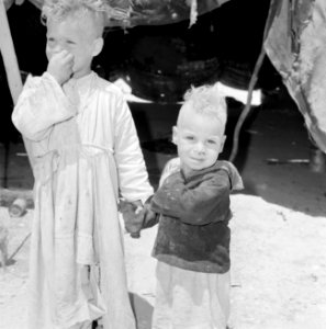 Twee bedoeïenenkinderen bij een tent, Bestanddeelnr 255-3406