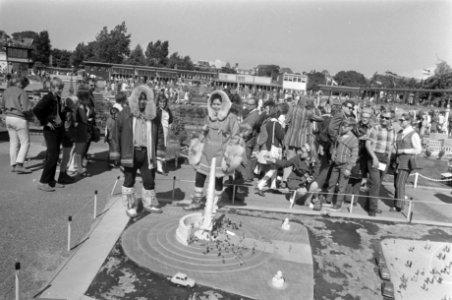 Twee Eskimos in Madurodam in verband met tentoonstelling Eskimokunst, Bestanddeelnr 924-6902