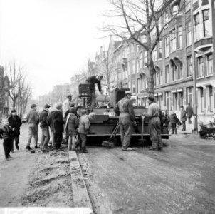Twee belangrijke verkeersaders te Rotterdam worden geasfalteerd, hier op Burgeme, Bestanddeelnr 918-7623