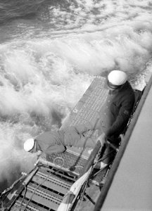 Twee bemanningsleden controleren de buitenkant van het schip, Bestanddeelnr 191-0285