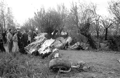 Twee Deense straaljagers in botsing boven Betuwe. Neergestorte vliegtuig bij Val, Bestanddeelnr 912-3569