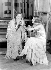 Twee danseressen pauzeren tussen de coulissen van het toneel in Teatr Wielki, Bestanddeelnr 190-1221