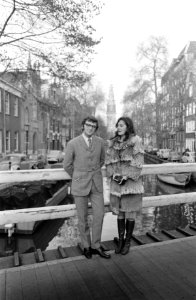 TV-regisseur Kevin Billington en echtgenote Lady Rachel in binnenstad (maker fil, Bestanddeelnr 921-8498