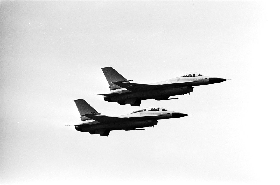Twee F 16s tijdens een demonstratievlucht, Bestanddeelnr 930-3009