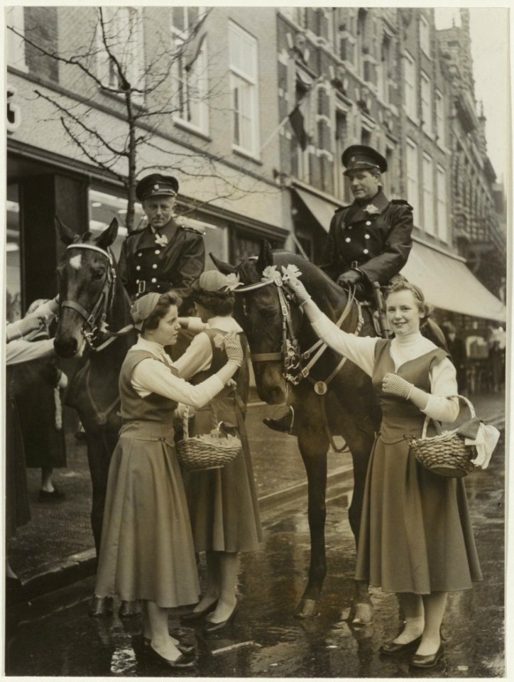 Twee Bloemenmeisjes bij de Bereden politie op de Grote Markt. NL-HlmNHA 54015427 1