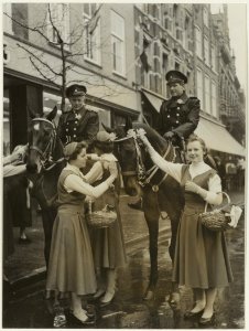 Twee Bloemenmeisjes bij de Bereden politie op de Grote Markt. NL-HlmNHA 54015427 1