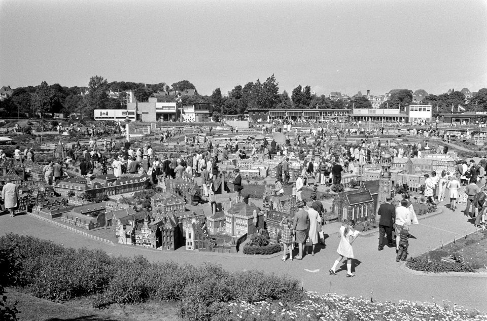 Twee Eskimos in Madurodam in verband met tentoonstelling Eskimokunst, Bestanddeelnr 924-6904