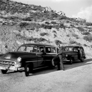 Twee autos van de UNRWA die halt maken UNWRA = United Nations Relief Work Agenc, Bestanddeelnr 255-5115