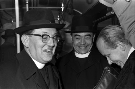 Twee Bisschoppen tijdelijk terug van het Concilie in Rome links mgr de Vet en m, Bestanddeelnr 914-4962