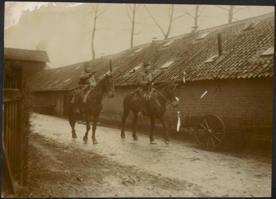 Twee cavaleristen rijden op een weggetje langs een schuur, Bestanddeelnr 158-2248