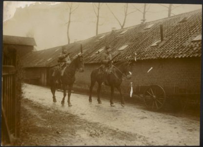 Twee cavaleristen rijden op een weggetje langs een schuur, Bestanddeelnr 158-2248