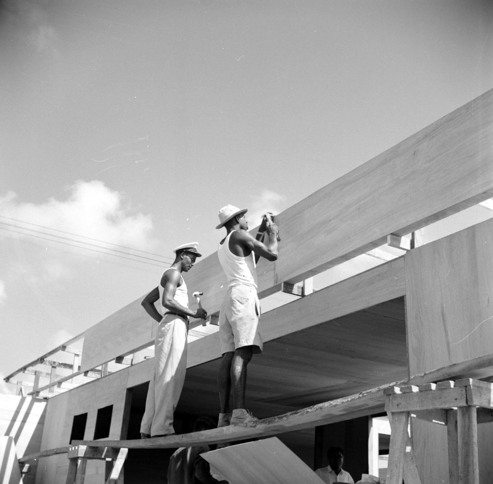Twee arbeiders aan het werk aan een gebouw bij de voorbereidingen voor het konin, Bestanddeelnr 252-2811
