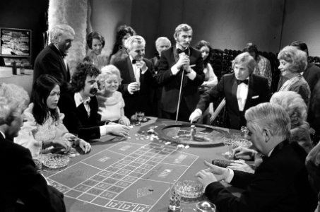 TV Stichting Durmazen Leen Jongewaard als croupier, achter de roulette, Bestanddeelnr 927-8123