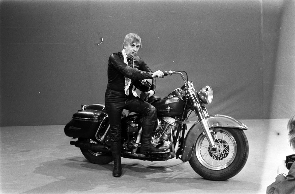 TV-opnamen van AVRO Het Beste Leen Jongewaard met motorfiets, Bestanddeelnr 924-0202