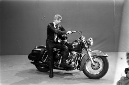 TV-opnamen van AVRO Het Beste Leen Jongewaard met motorfiets, Bestanddeelnr 924-0202
