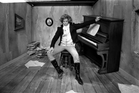 TV toneelstuk Beethoven van NCRV, Helmer Woudenberg als Beethoven in scene, Bestanddeelnr 924-9367