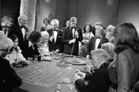 TV Stichting Durmazen Leen Jongewaard als croupier, achter de roulette, Bestanddeelnr 927-8124