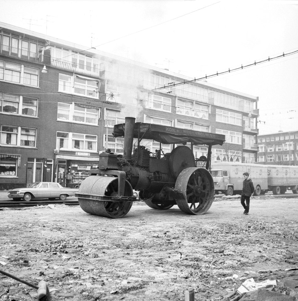 Twee belangrijke verkeersaders te Rotterdam worden geasfalteerd, hier op de Berg, Bestanddeelnr 918-7624