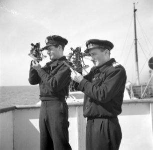 Twee bemanningsleden van een Israelisch vrachtschip terwijl ze de zon schieten m, Bestanddeelnr 255-0007