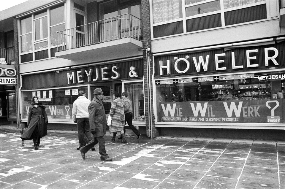 TV handelaar moet winkel sluiten wegens personeelsgebrek (Amsterdam), tekst op w, Bestanddeelnr 930-6057