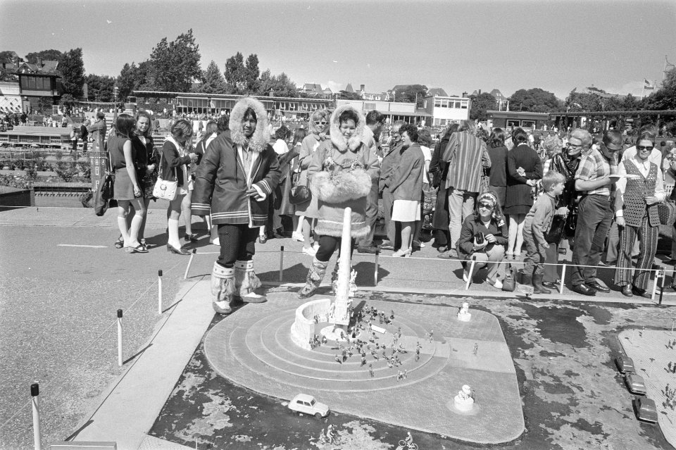 Twee Eskimos in Madurodam in verband met tentoonstelling Eskimokunst, Bestanddeelnr 924-6901